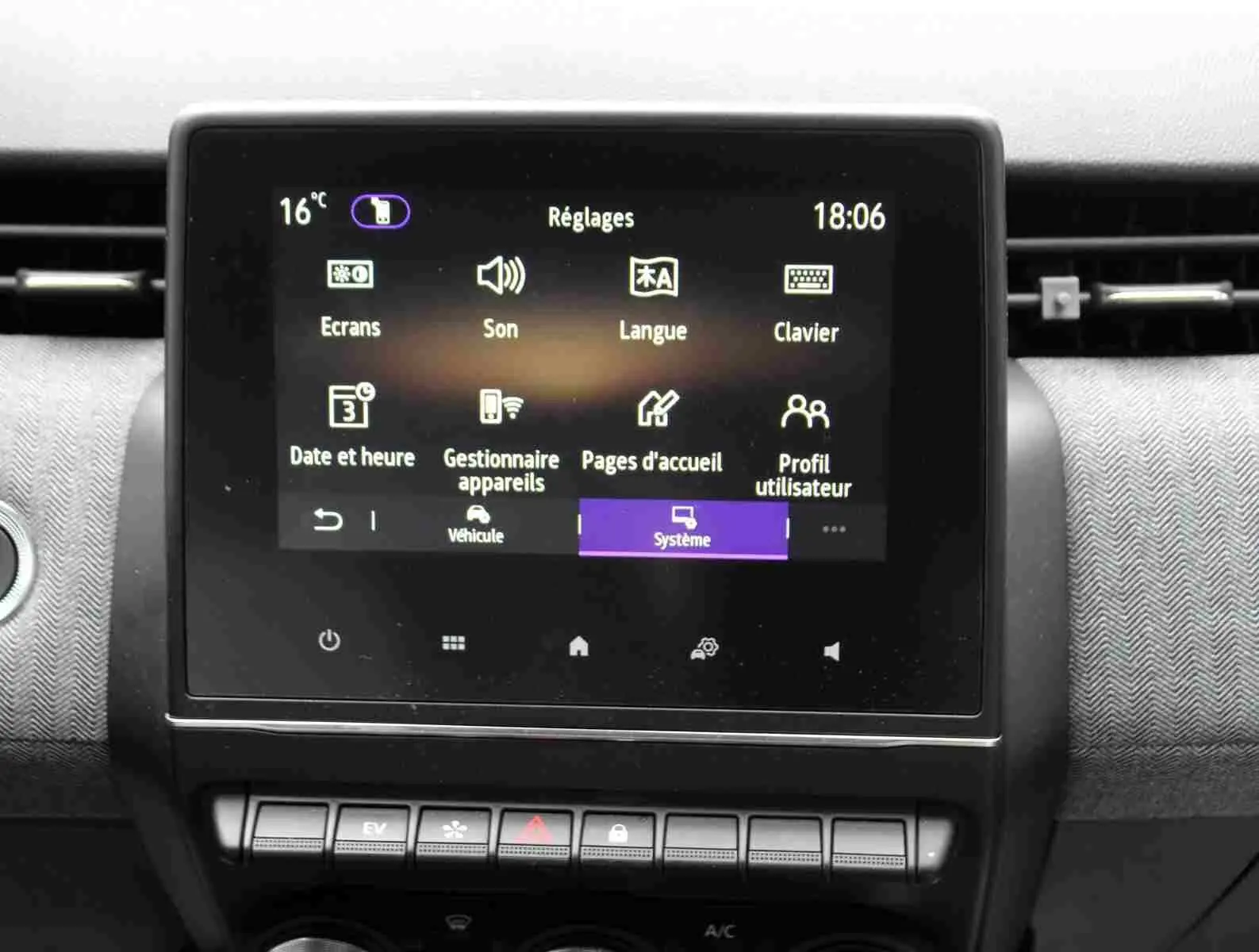 Gros plan sur l’écran tactile central du tableau de bord de la Renault Clio noire étoile métal, affichant le menu Réglages.