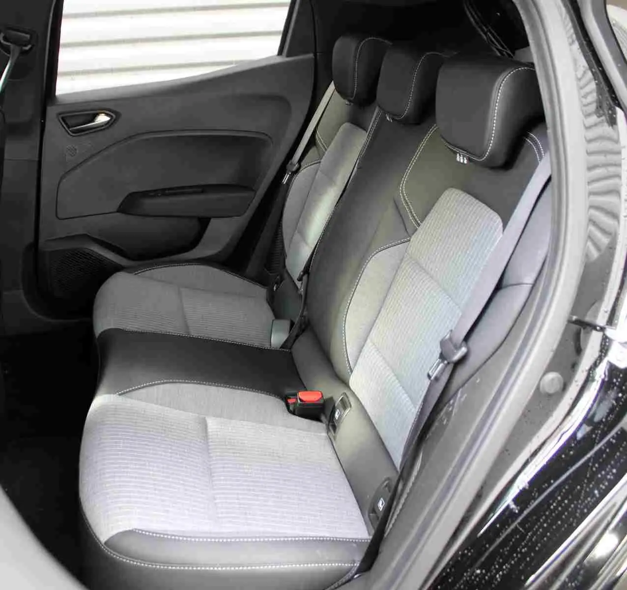 Vue intérieure côté droit des sièges arrière en tissu gris et noir de la Renault Clio V 1.6 e-TECH Full Hybrid 2025 noir étoile métal.