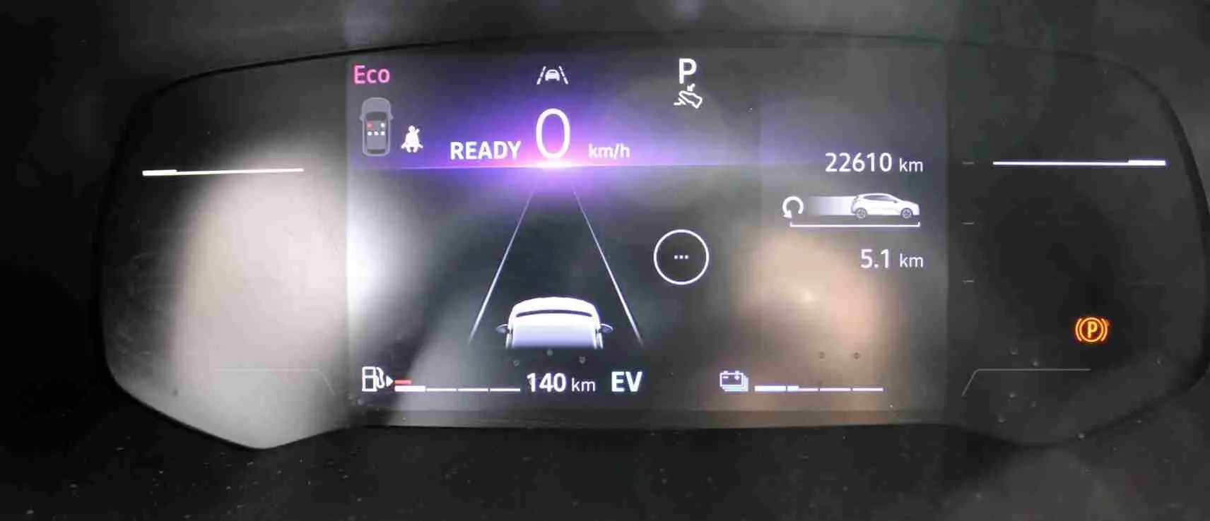 Tableau de bord numérique de Renault Clio hybride 2025 affichant la vitesse à 0 km/h et l'autonomie électrique de 140 km.