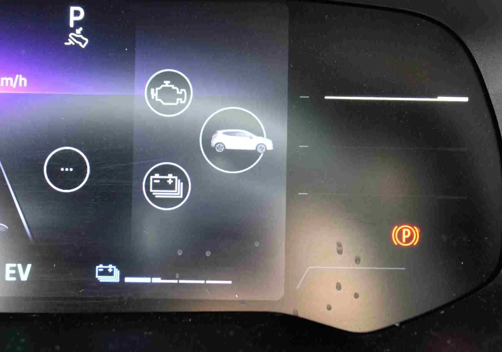 Tableau de bord numérique de Renault Clio hybride 2025, affichage mode électrique et témoin frein à main rouge.