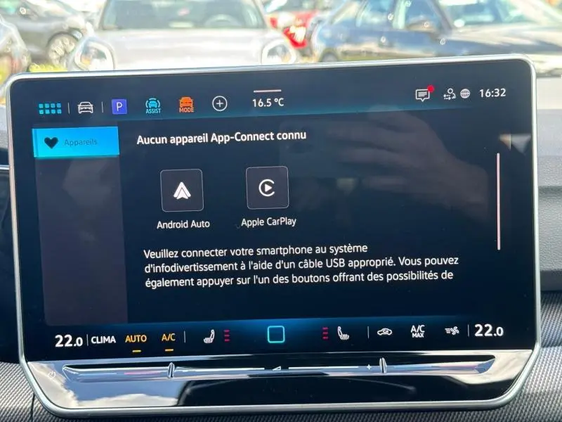 Écran tactile central de la Volkswagen Golf 1.5 eTSI EVO2 R-Line 2026 affichant le menu App-Connect, intérieur gris Lunaire.
