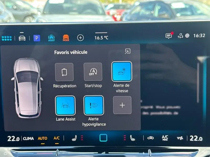 Écran tactile intérieur affichant les options d'assistance de la Volkswagen Golf 1.5 eTSI EVO2 gris lunaire.