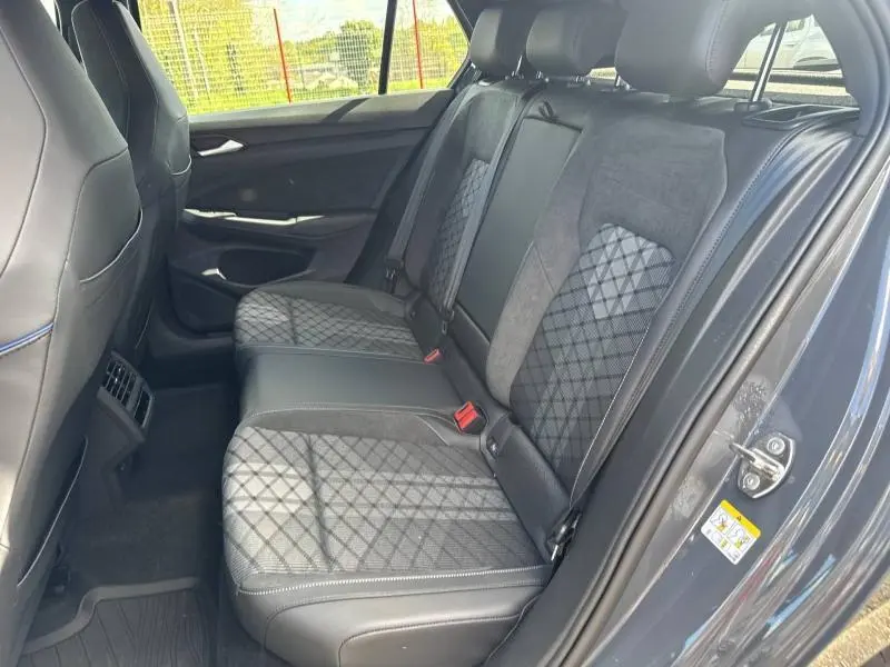 Vue intérieure côté droit des sièges arrière en tissu gris et cuir noir de la Volkswagen Golf 1.5 eTSI R-Line Edition 2026.