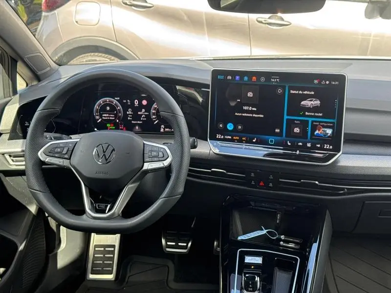 Vue intérieure avant du tableau de bord et volant cuir multifonction de la Volkswagen Golf gris lunaire 2026.