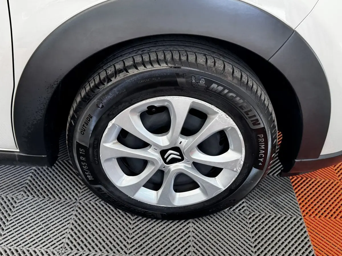 Gros plan sur la roue avant droite beige d'une Citroën C3 avec jante argentée et pneu Michelin.