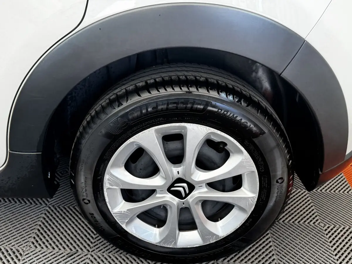 Gros plan sur la roue avant droite beige d'une Citroën C3 2021 avec jante argentée et pneu Michelin.