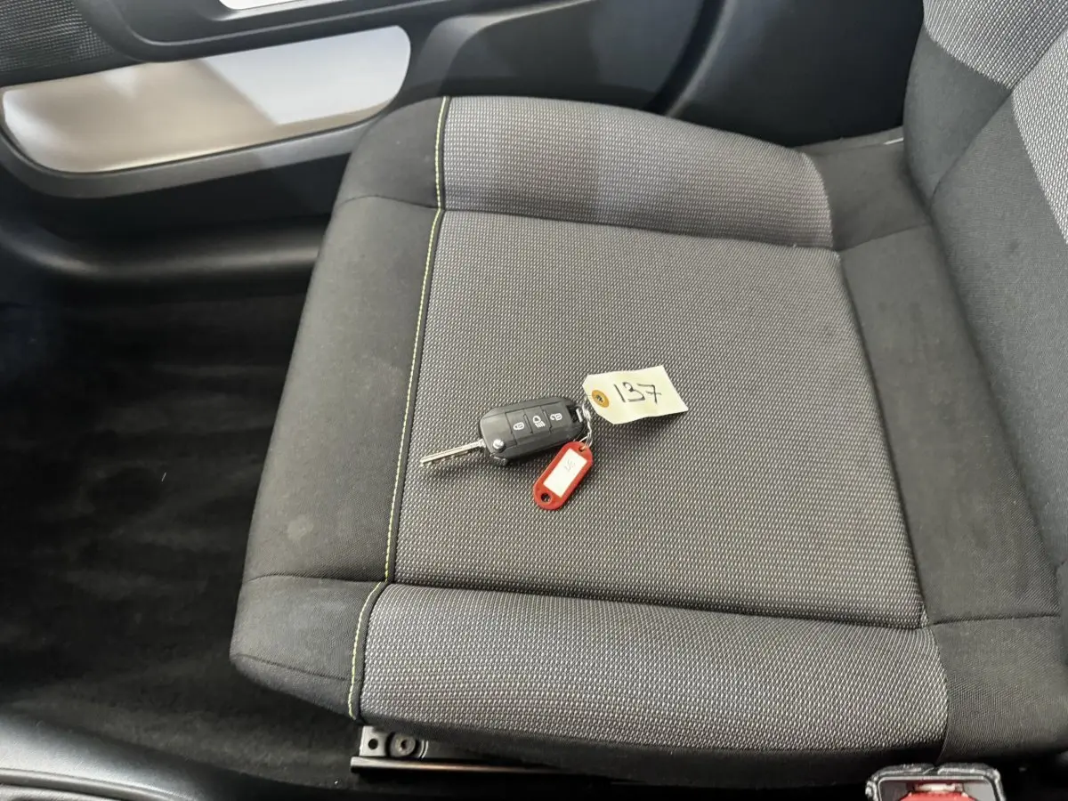 Gros plan sur le siège avant droit gris foncé de la Citroën C3 avec clé de contact posée dessus.
