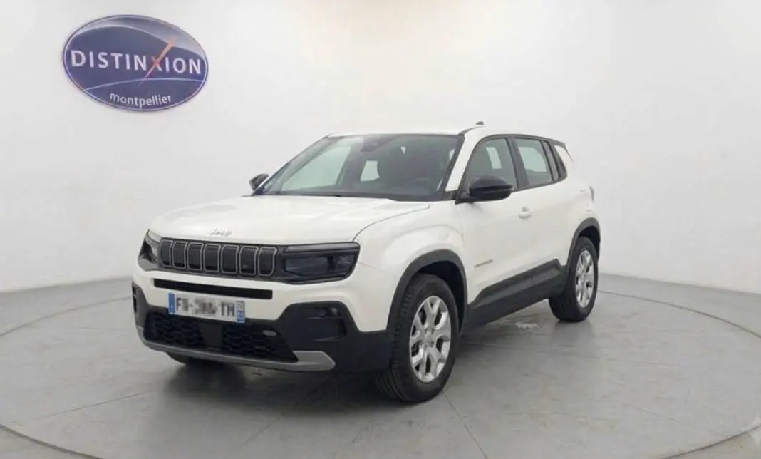Jeep Avenger blanc en 3/4 avant droit, avec calandre noire et jantes alliage 17 pouces visibles.