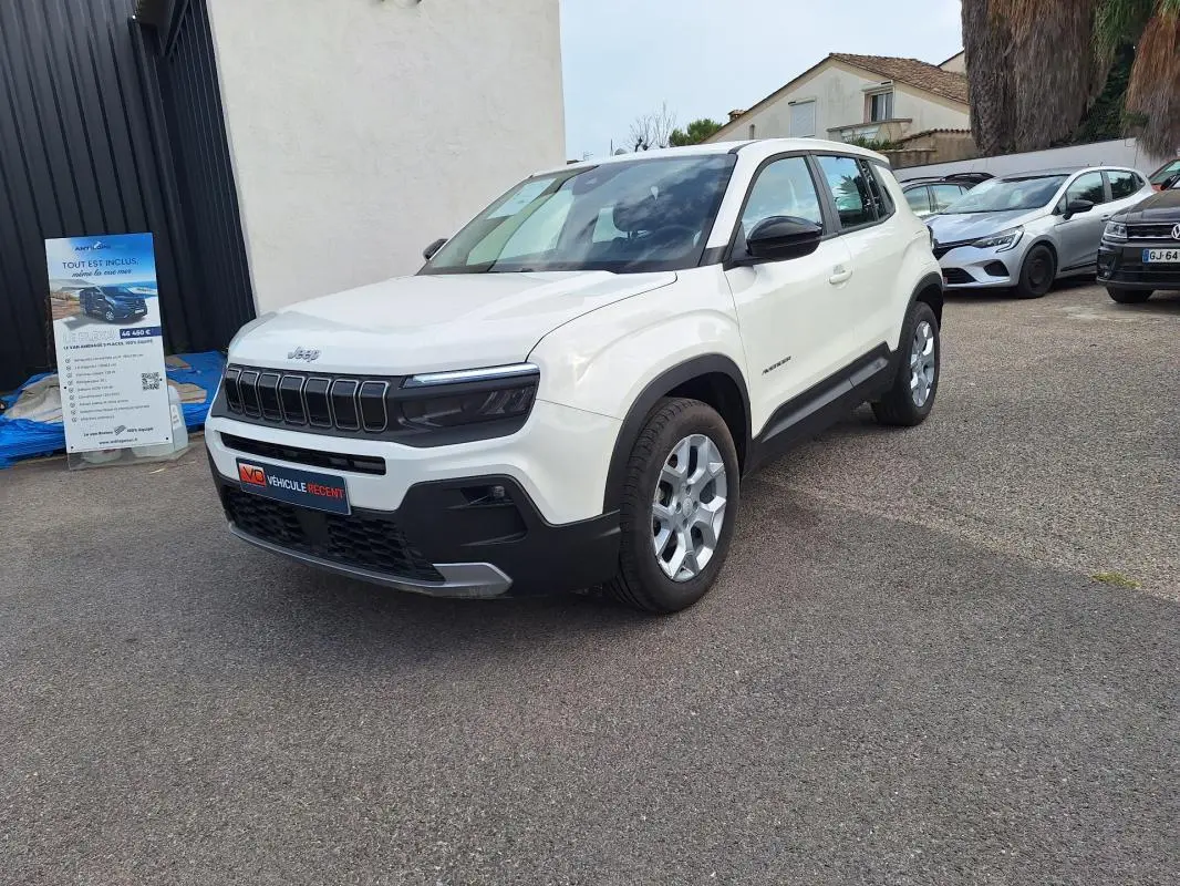 Jeep Avenger blanc en 3/4 avant droit, avec calandre noire et jantes alliage 17 pouces visibles.