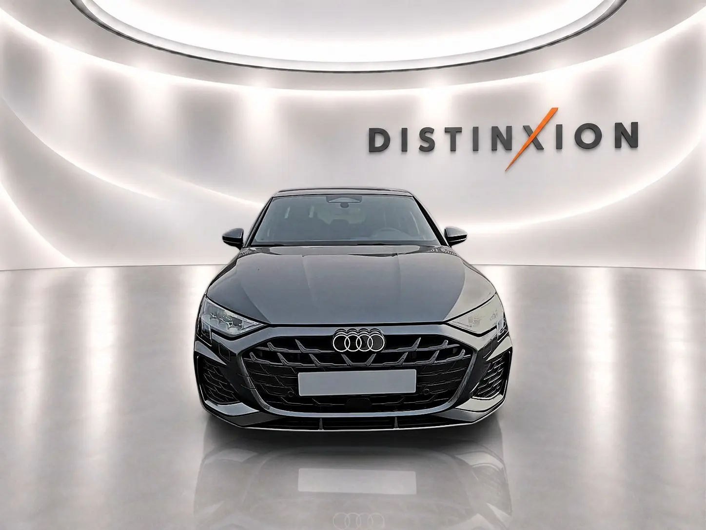 Audi A3 Sportback gris Daytona vue de face, avec calandre large et logo Audi distinctif, en studio lumineux.