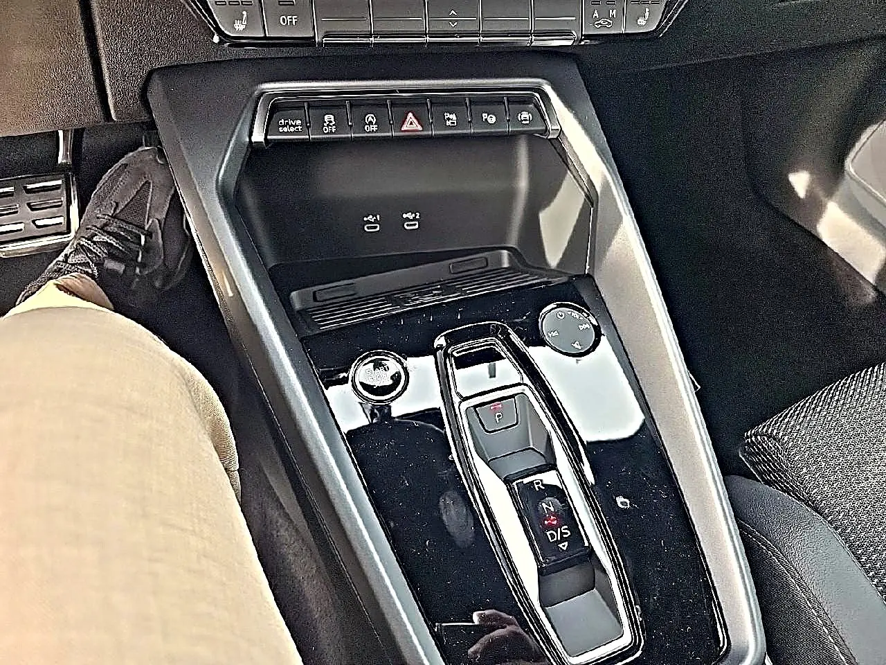Vue plongeante sur la console centrale noire brillante avec levier de vitesses et commandes de l'Audi A3 Sportback 2026.