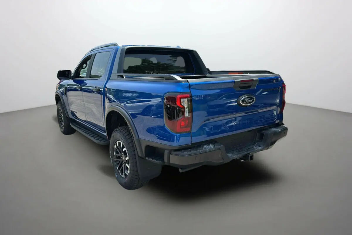 Vue 3/4 arrière droite du Ford Ranger bleu lightning avec arceau sport et jantes alu noires.