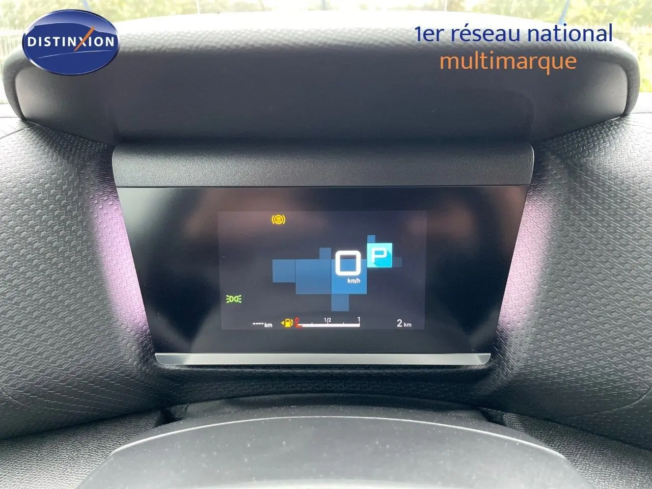 Affichage numérique du tableau de bord de la Citroën C4 blanche métal, indiquant la vitesse à 0 km/h en mode parking.