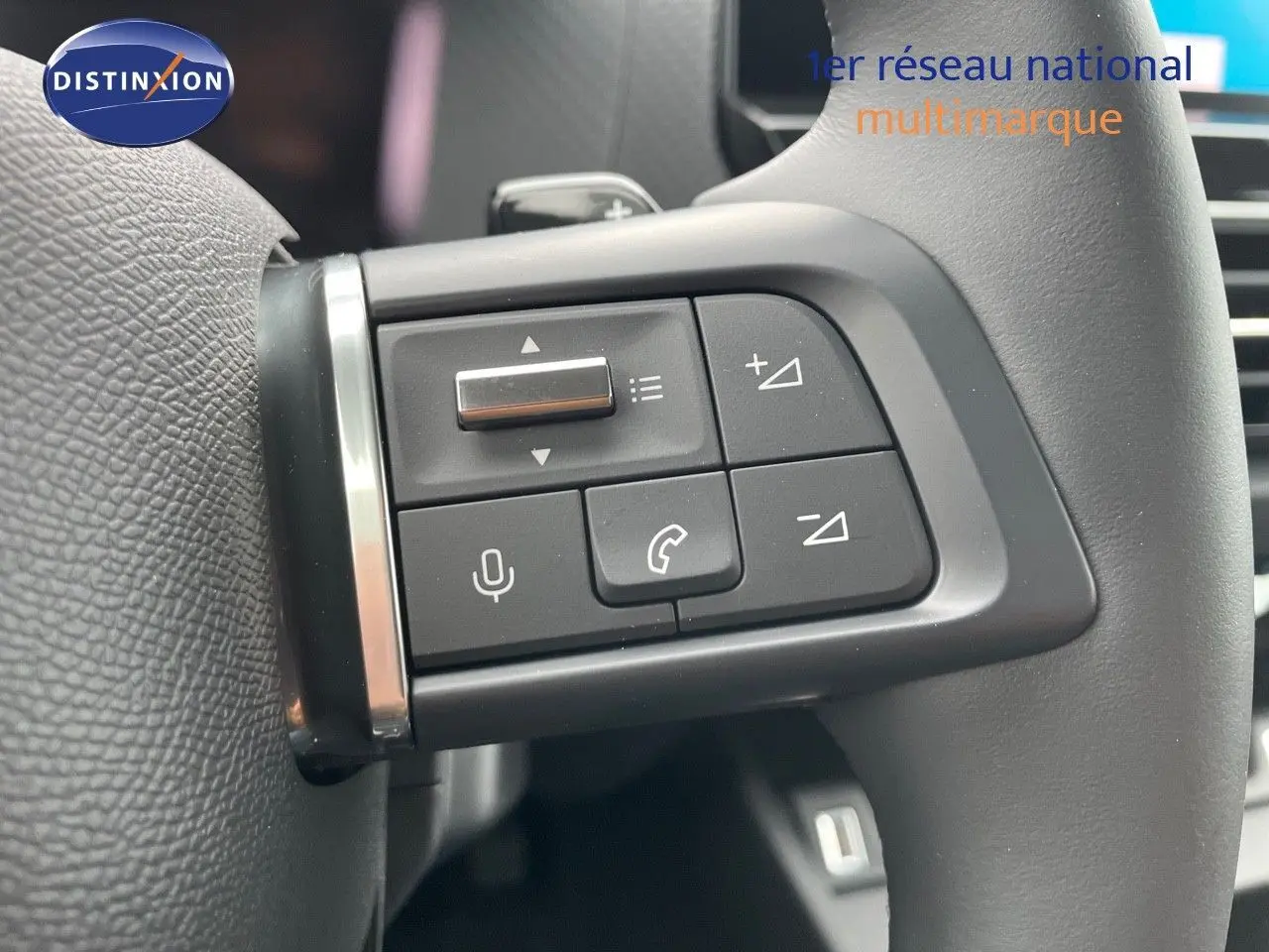 Gros plan sur les commandes au volant de la Citroën C4 2024, avec boutons de volume et téléphone intégrés.