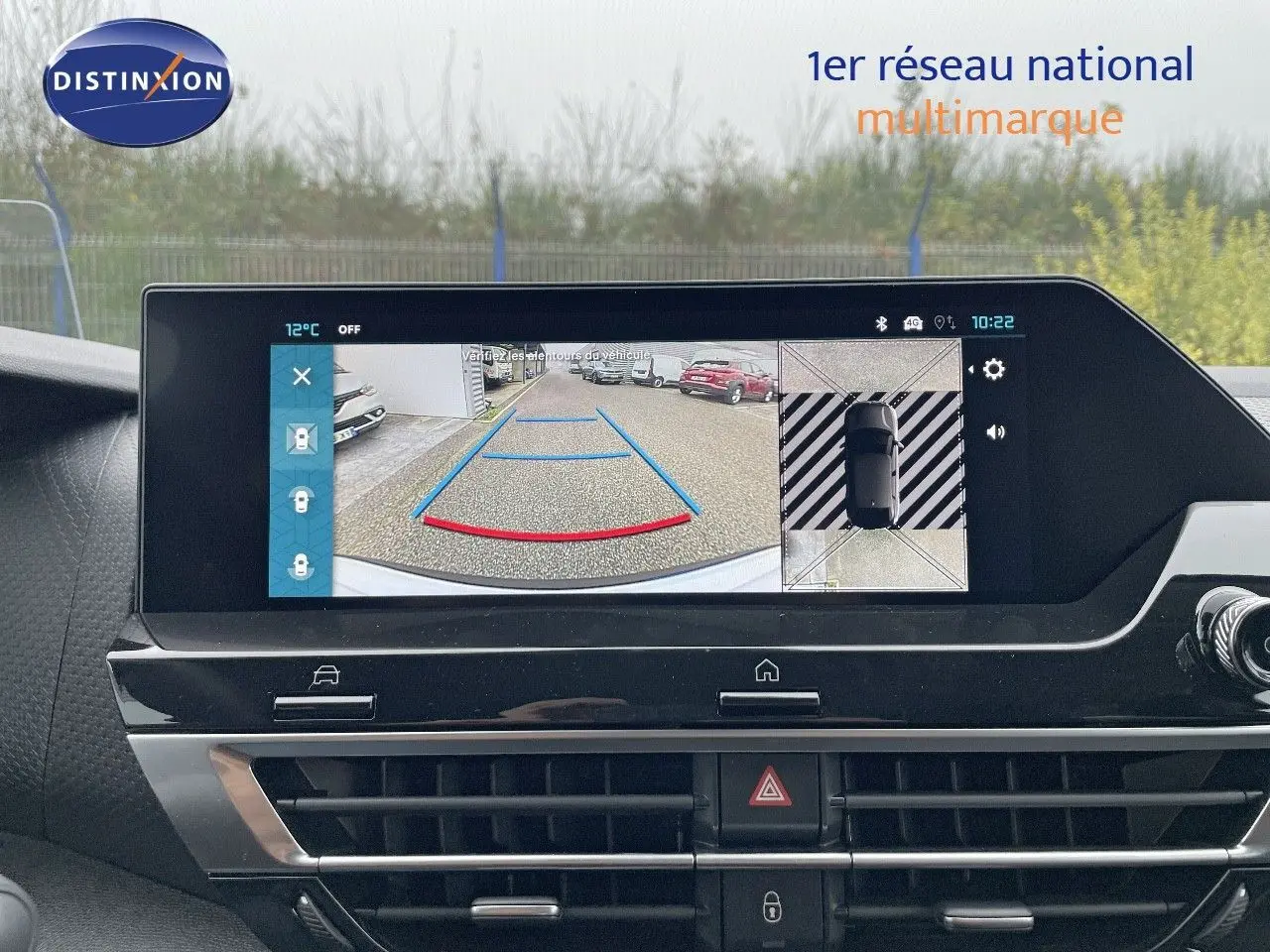 Écran central affichant la caméra de recul et la vue 360° intérieure d'une Citroën C4 blanche métal 2024.
