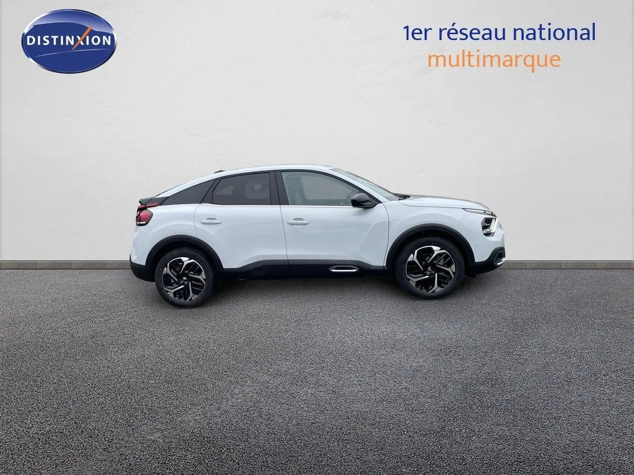 Profil côté gauche d'une Citroën C4 blanche métal 2024 avec jantes noires et toit noir contrasté.