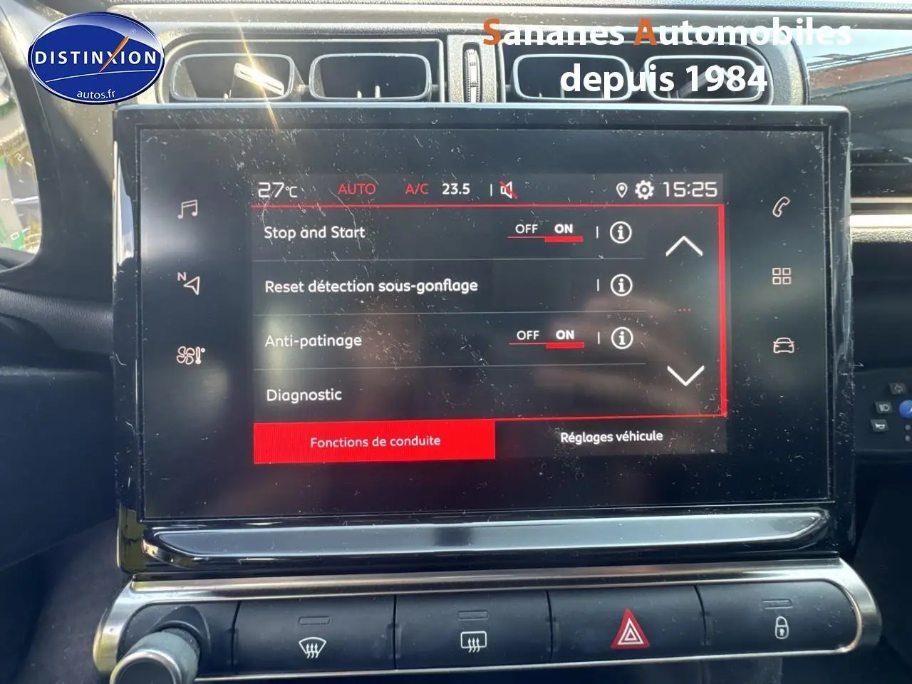 Écran tactile central affichant les réglages de conduite dans l'habitacle d'une Citroën C3 blanche 2023.