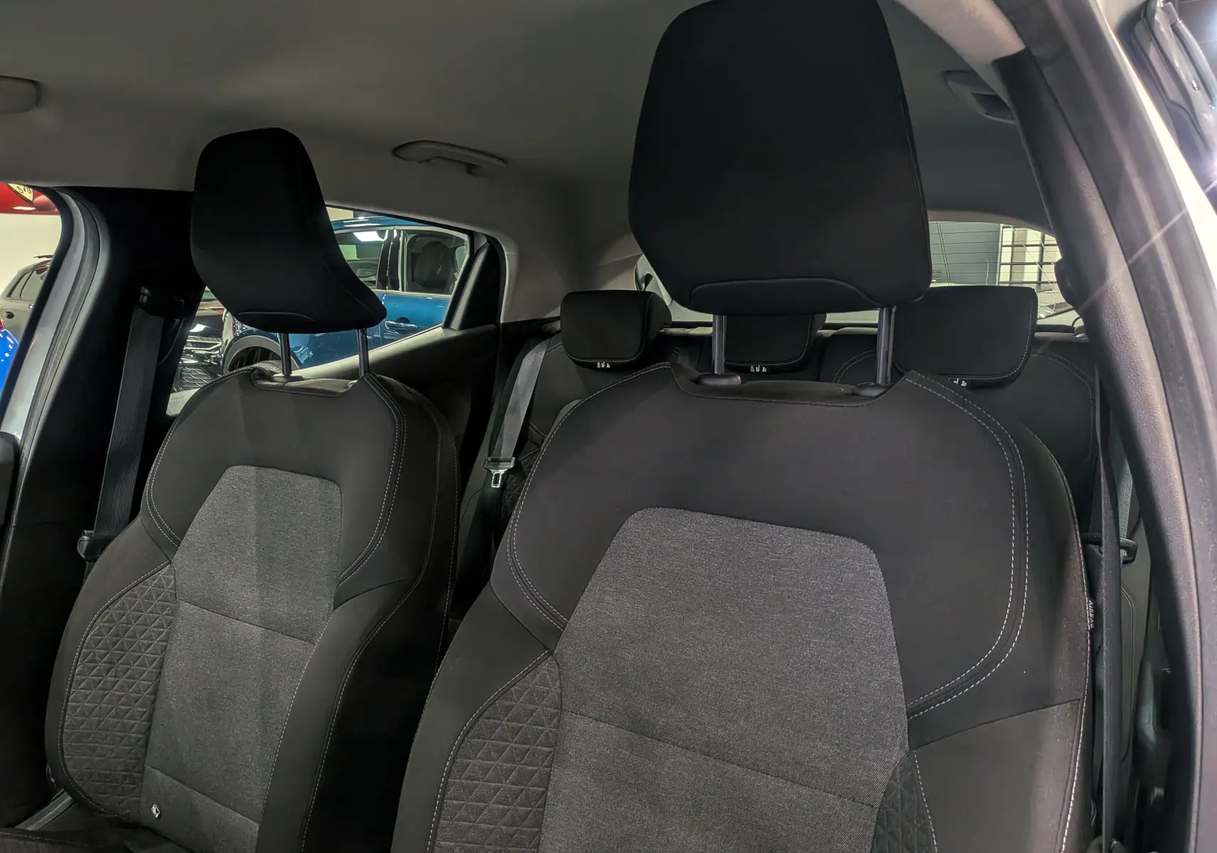 Vue intérieure sur les sièges avant en tissu noir et gris de la Renault Clio V Business 2020.