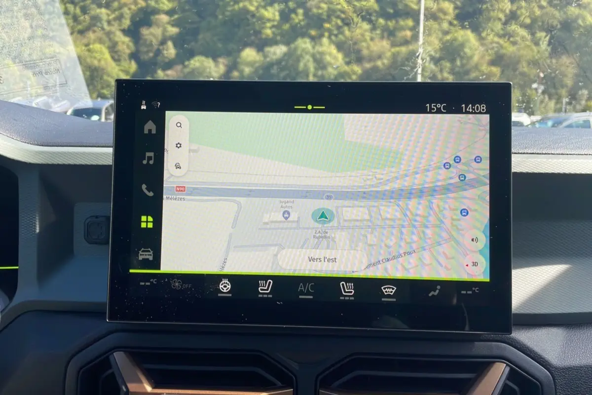 Écran tactile central du tableau de bord du Dacia Bigster affichant la navigation GPS en plein jour.