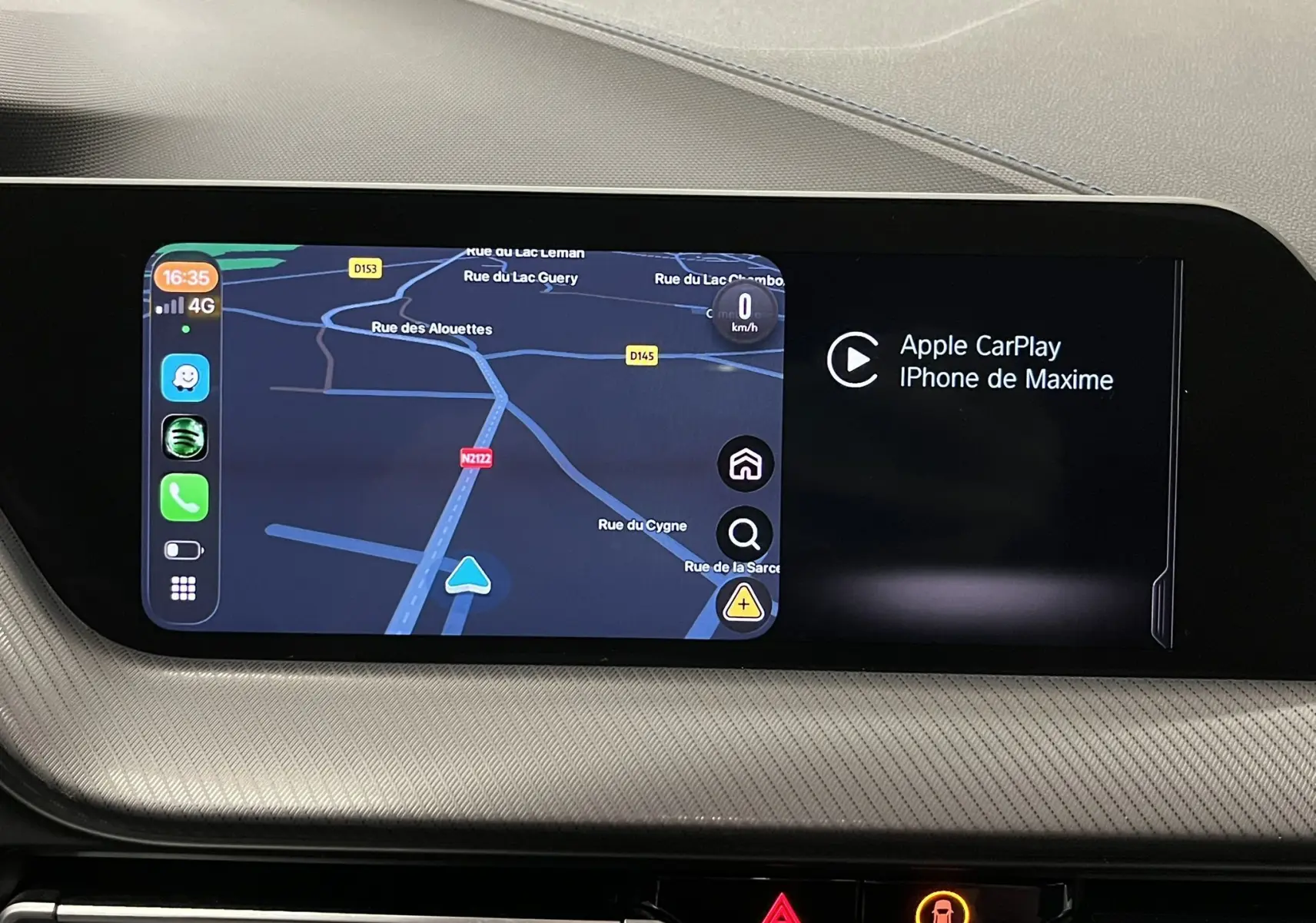 Écran central de la BMW Série 1 F40 118d M Sport 2020 affichant la navigation et Apple CarPlay.