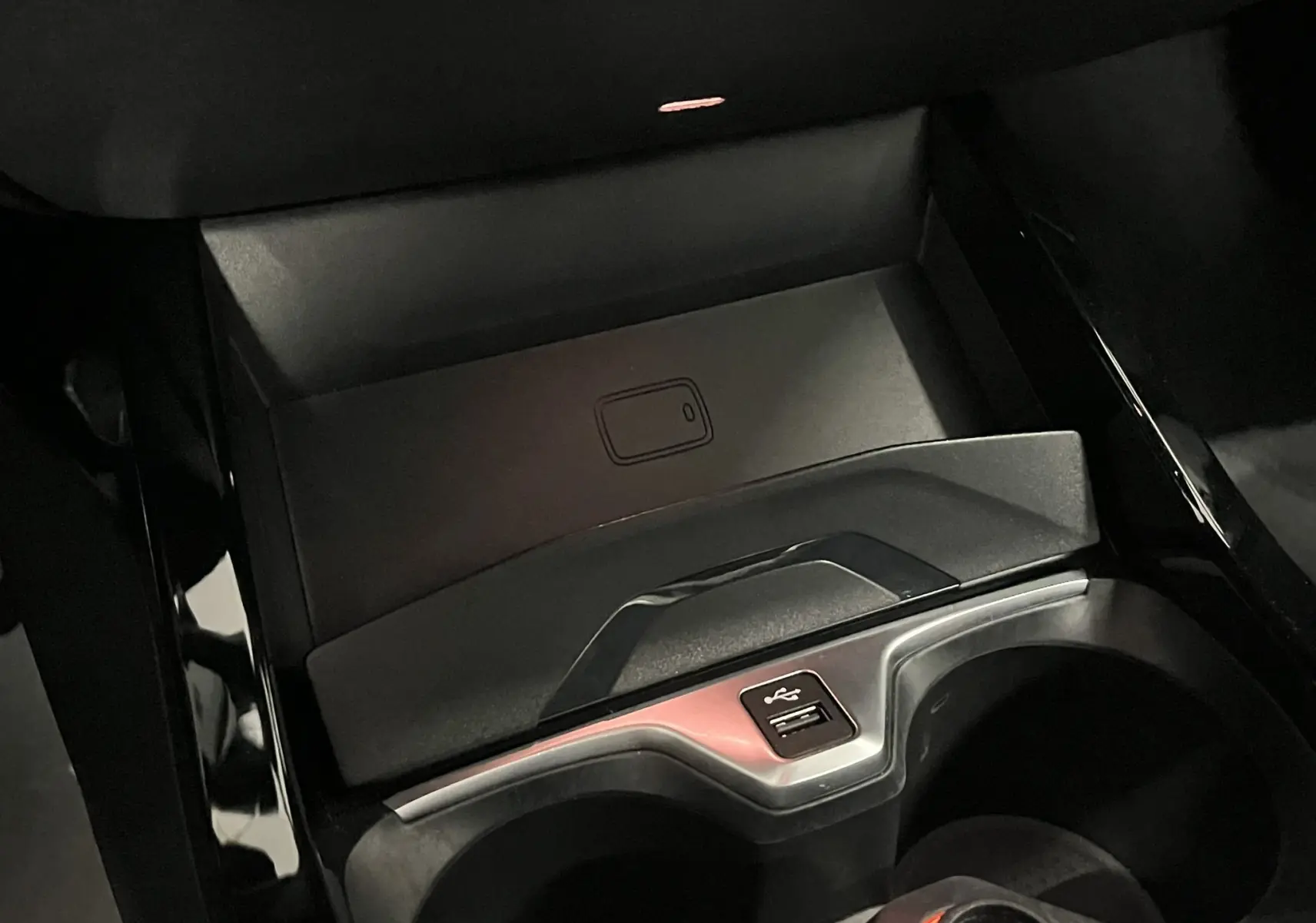 Vue rapprochée de la console centrale noire avec prise USB double et espace de rangement sur BMW Série 1 F40 M Sport 2020.