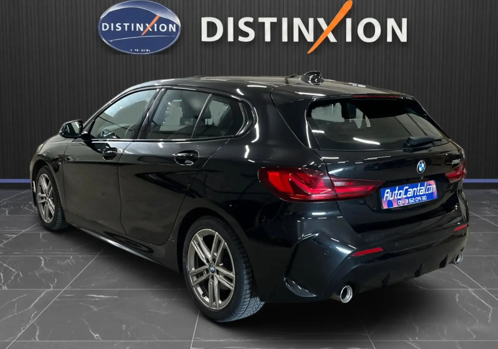 BMW Série 1 F40 118d noir métallisé vue 3/4 arrière droit, avec jantes alliage et feux arrière LED distinctifs.