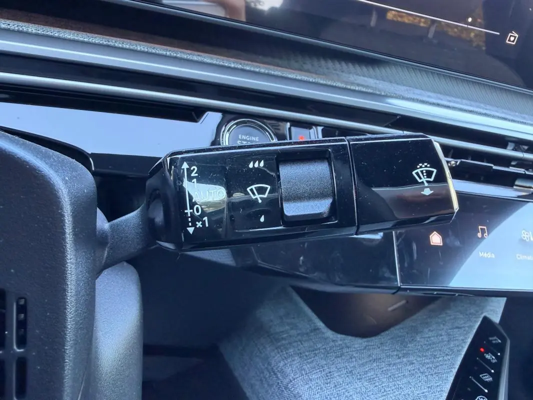Gros plan sur la commande d’essuie-glace du Peugeot 3008 Hybrid 145 e-DCS6 Allure 2025, intérieur noir brillant.