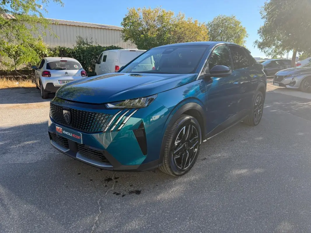 Peugeot 3008 Hybrid bleu en 3/4 avant droit, avec calandre noire distinctive et jantes alliage noires.
