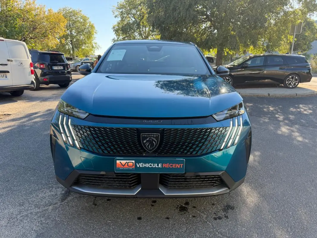 Vue avant d’un Peugeot 3008 Hybrid 145 e-DCS6 Allure bleu 2025 avec calandre noire et feux LED distinctifs.