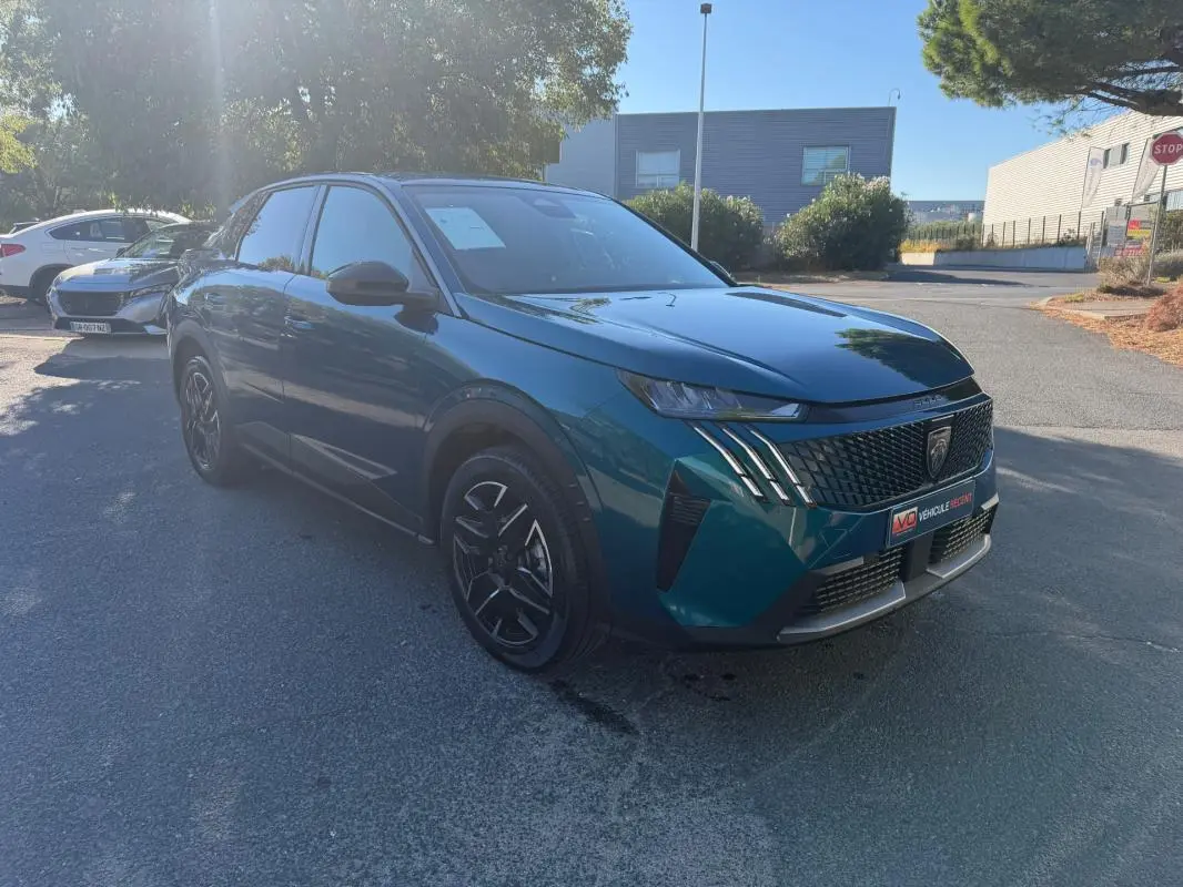 Peugeot 3008 Hybrid bleu en 3/4 avant droit, avec calandre distinctive et jantes noires, stationné en extérieur.