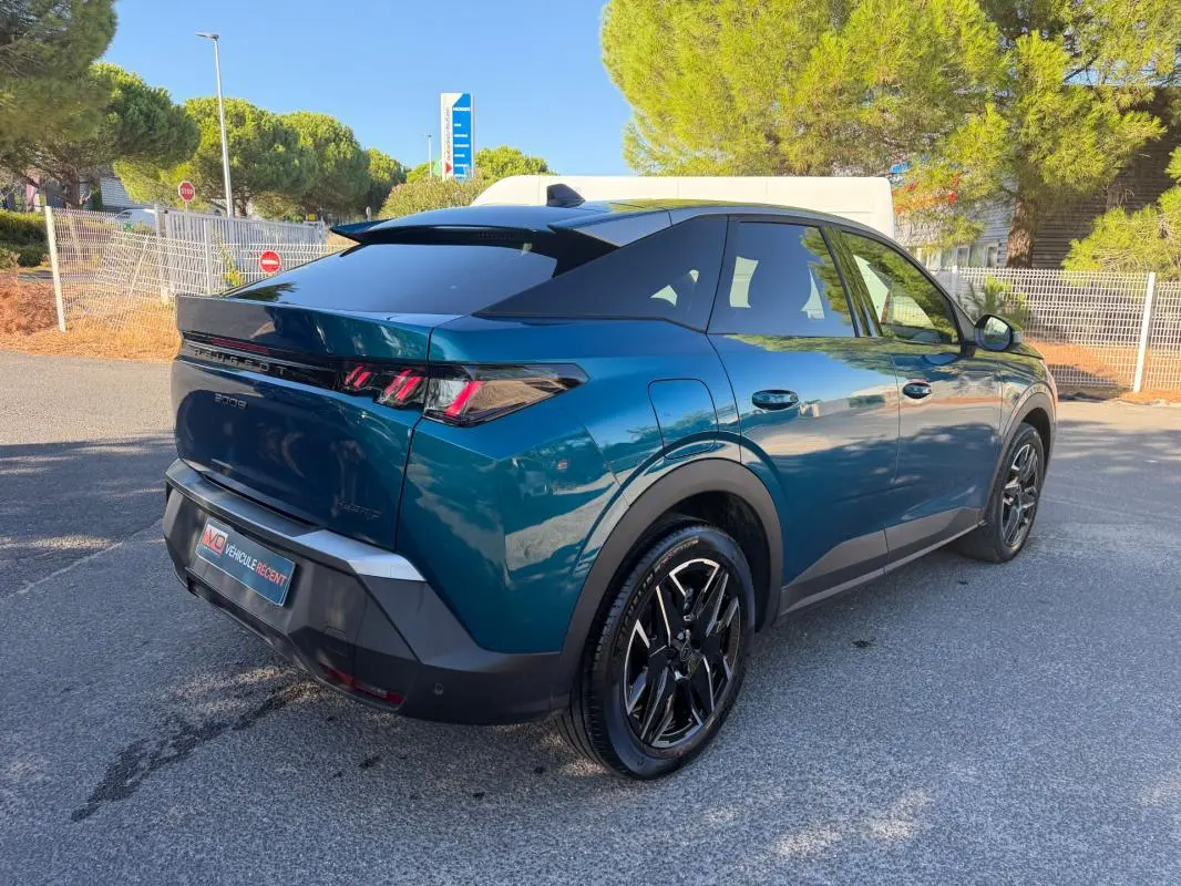 Peugeot 3008 Hybrid bleu 3/4 arrière droit, feux arrière à griffes et jantes noires distinctives.