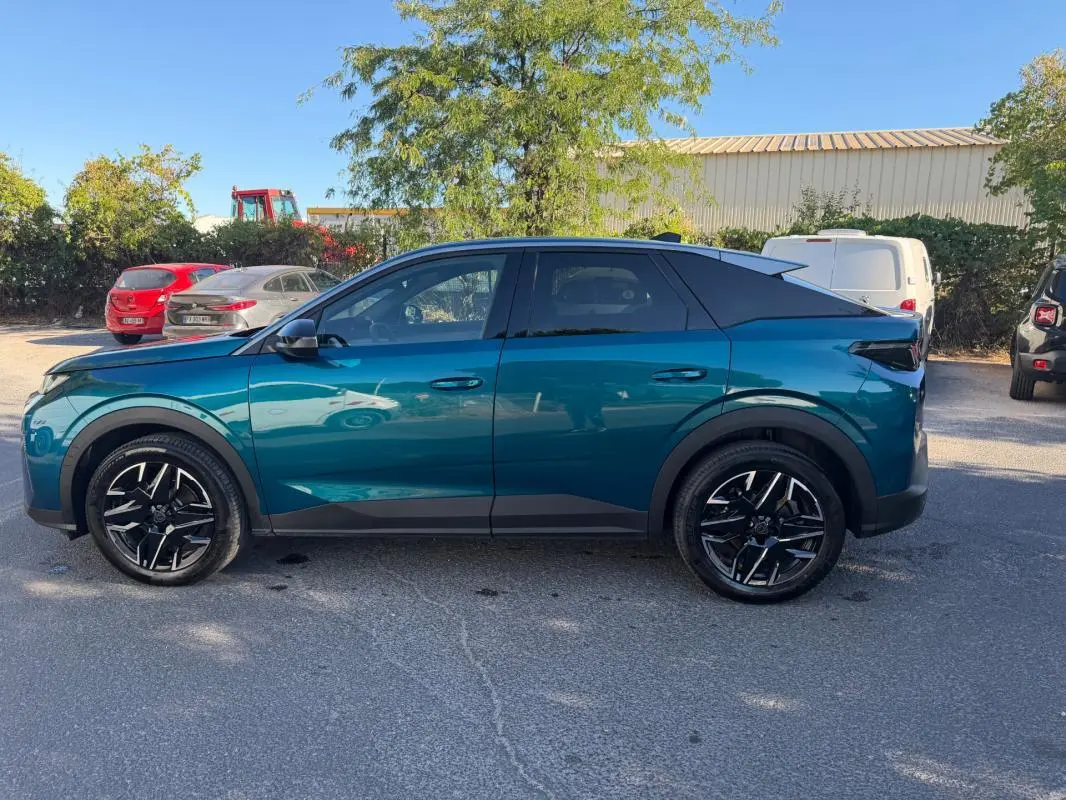 Vue latérale droite du Peugeot 3008 Hybrid 145 e-DCS6 Allure bleu 2025 avec jantes noires au design moderne.