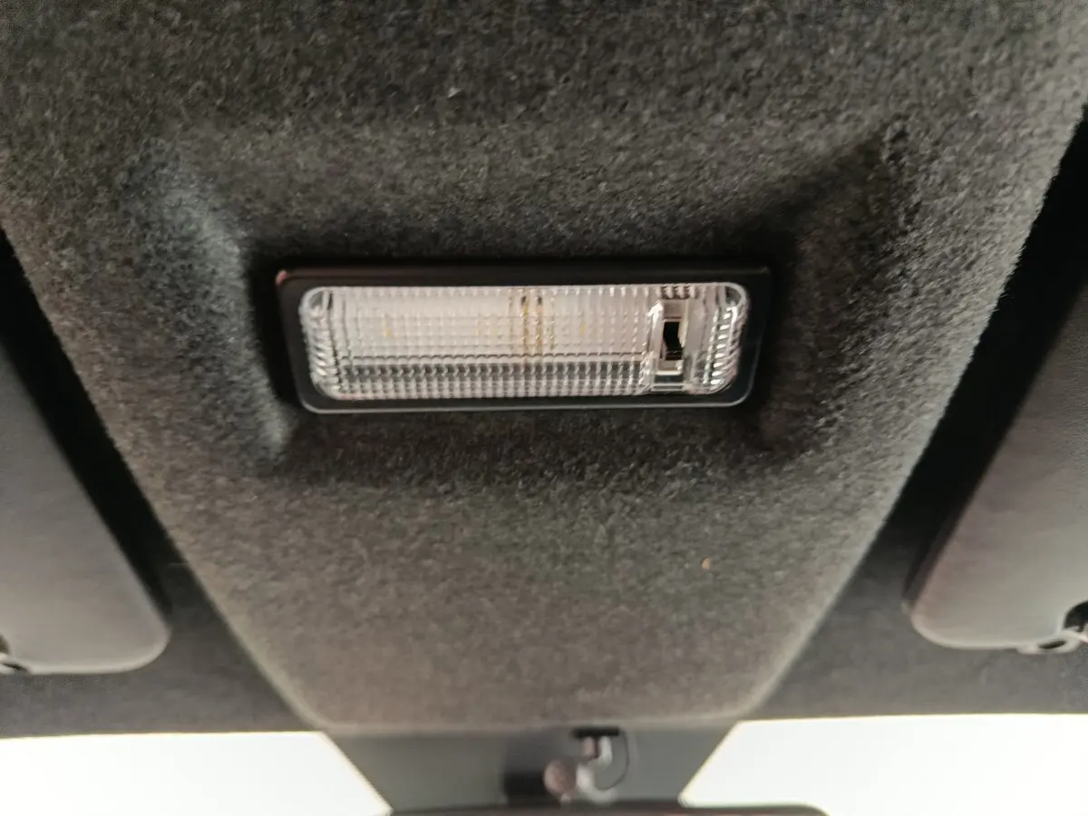 Intérieur de l'AIXAM AMBITION 0.5 City Coupe GTI 2023, vue du plafonnier avec lumière intégrée.