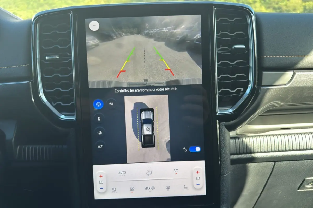 Vue rapprochée de l'écran central tactile du Ford Ranger 2026 affichant la caméra 360° et l'aide au stationnement.