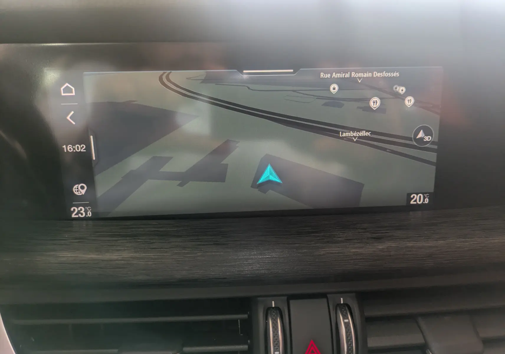 Écran de navigation GPS intégré sur le tableau de bord de l'Alfa Romeo Stelvio blanc 2023.