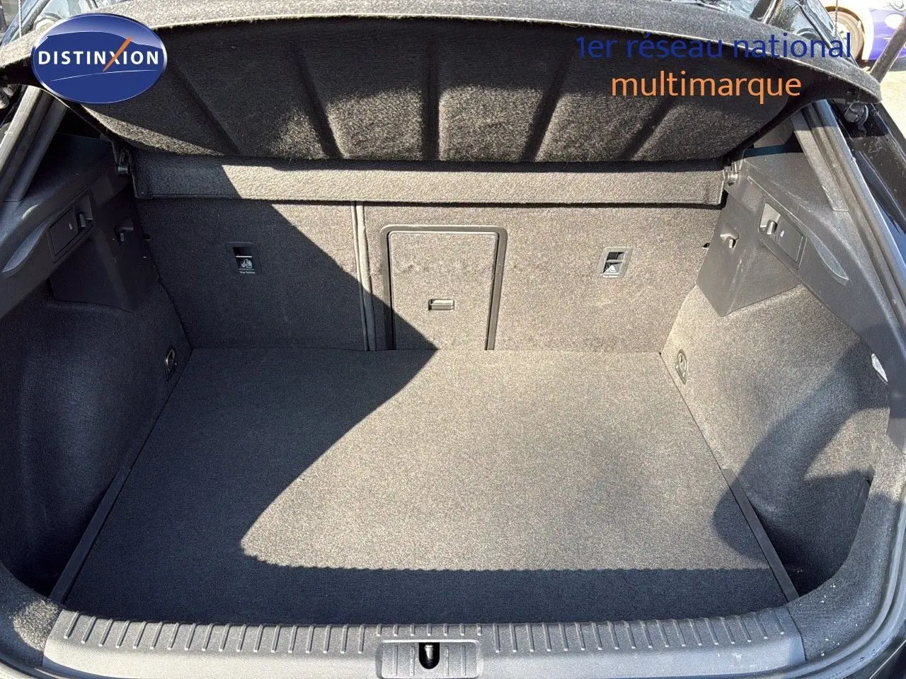 Coffre spacieux et propre d'une CUPRA Formentor noir minuit, vue intérieure arrière avec banquette rabattable visible.