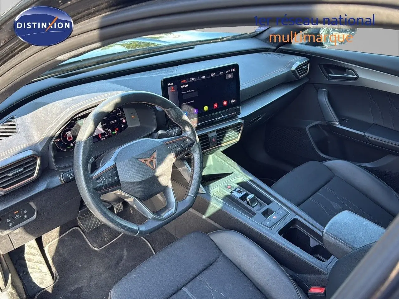 Vue intérieure du poste de conduite du CUPRA Formentor noir, avec volant multifonction, écran tactile et sellerie cuir noire.