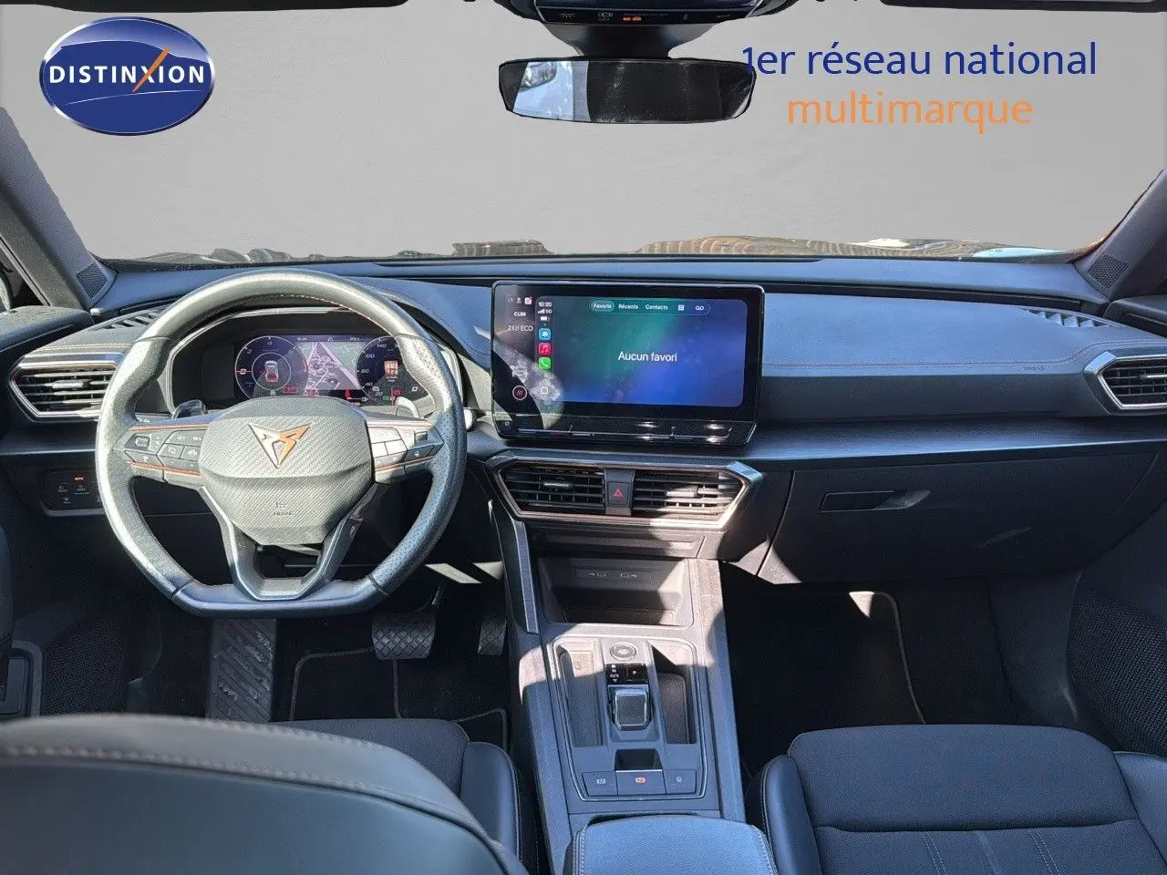 Intérieur noir du CUPRA Formentor 1.4 E-HYBRID 2023, vue de face sur le volant et l'écran tactile central.