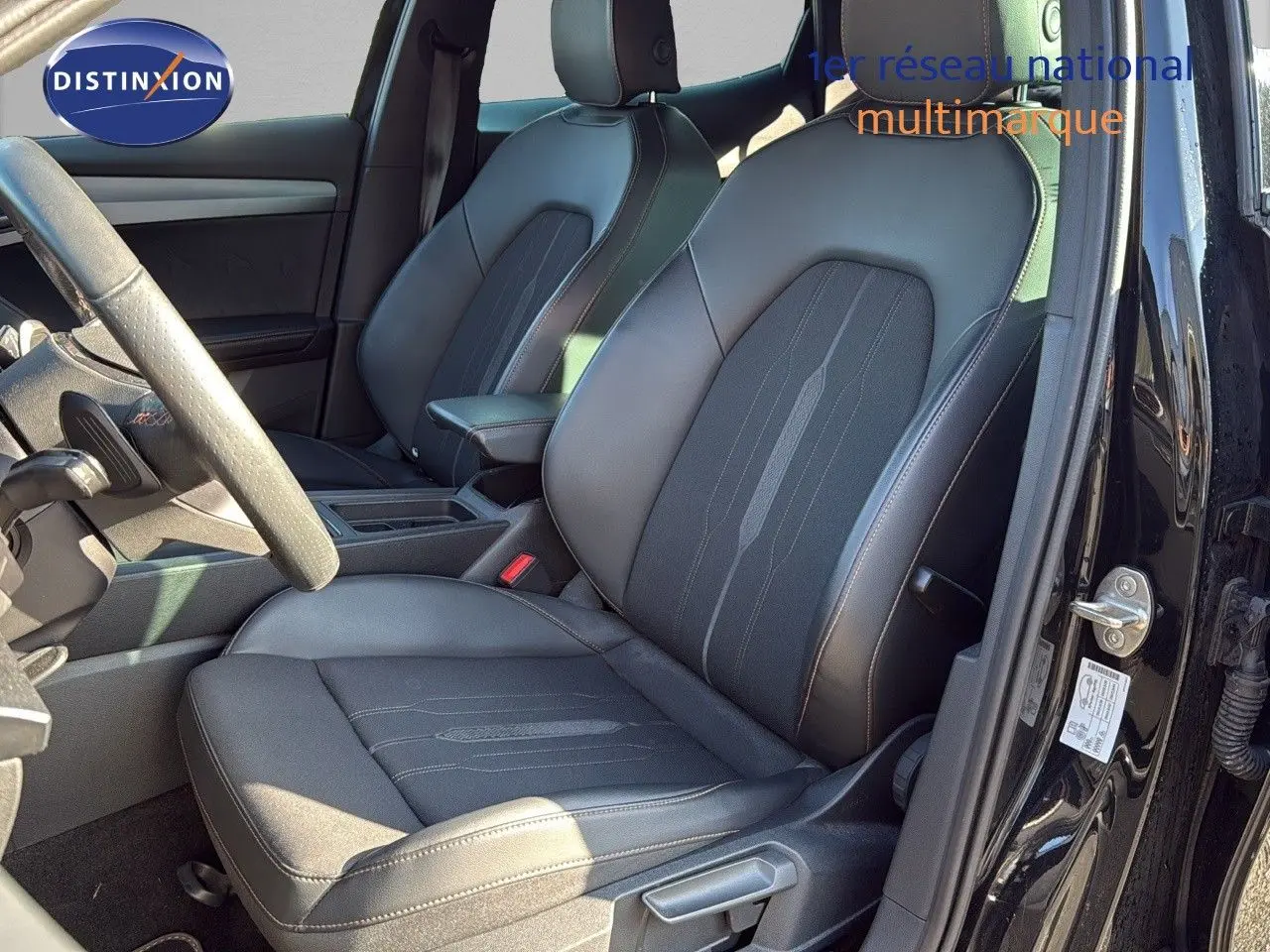 Intérieur de la CUPRA Formentor 1.4 E-HYBRID 2023, siège avant droit en cuir noir avec surpiqûres contrastées.