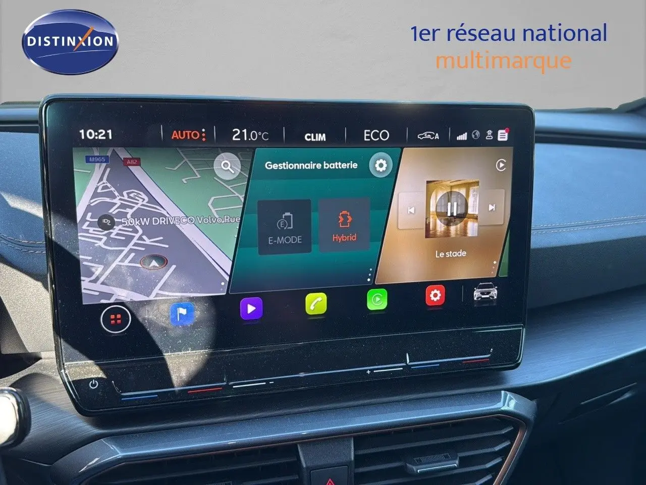 Écran tactile central du tableau de bord du CUPRA Formentor noir, affichant la gestion batterie en mode hybride.