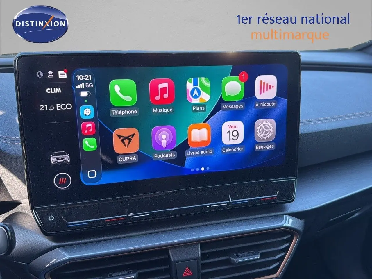 Écran tactile central affichant les applications Apple CarPlay dans l'habitacle du CUPRA Formentor noir minuit 2023.
