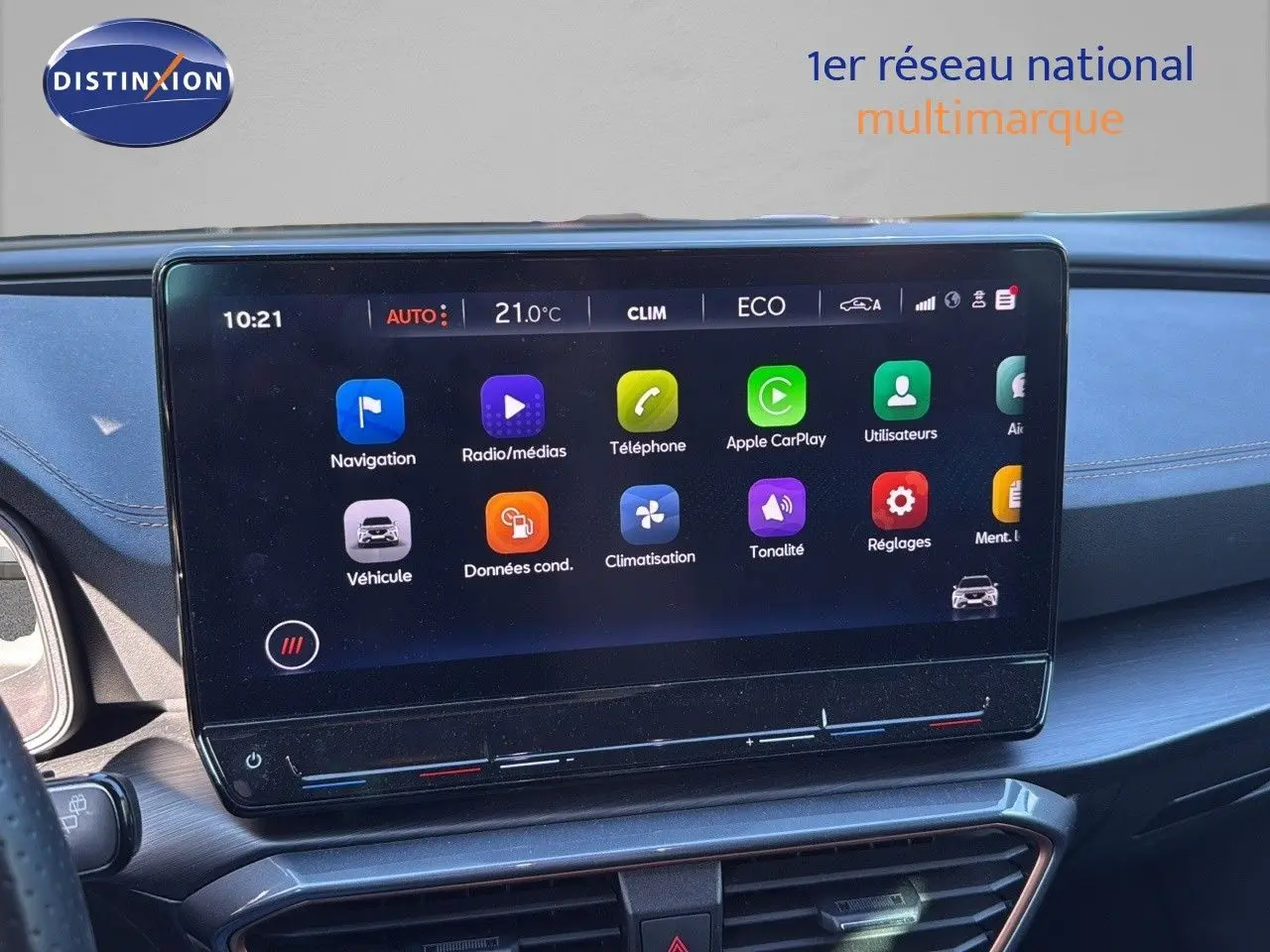 Écran tactile central allumé dans l'habitacle du CUPRA Formentor noir minuit, affichant les options multimédia et climatisation.