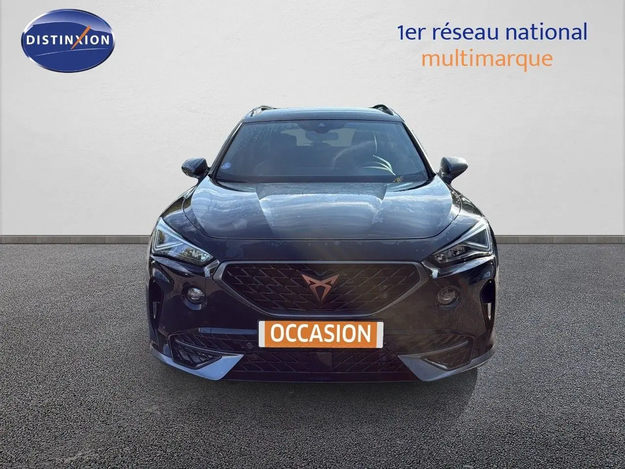 Vue frontale d'un CUPRA Formentor 1.4 E-HYBRID 2023 noir minuit métal avec calandre distinctive et phares LED anguleux.