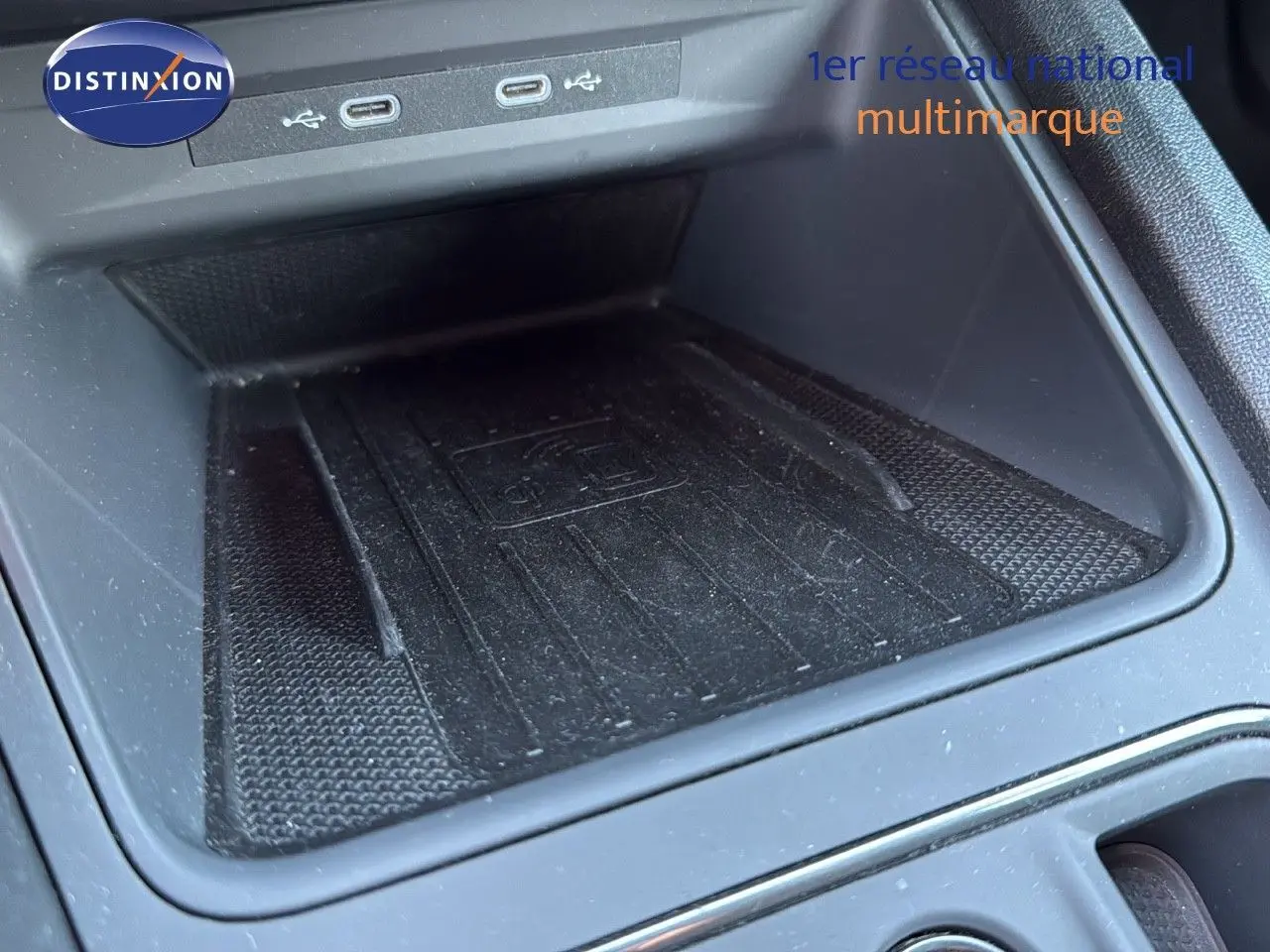 Gros plan sur la console centrale noire du CUPRA Formentor 2023, avec zone de recharge sans fil et ports USB visibles.