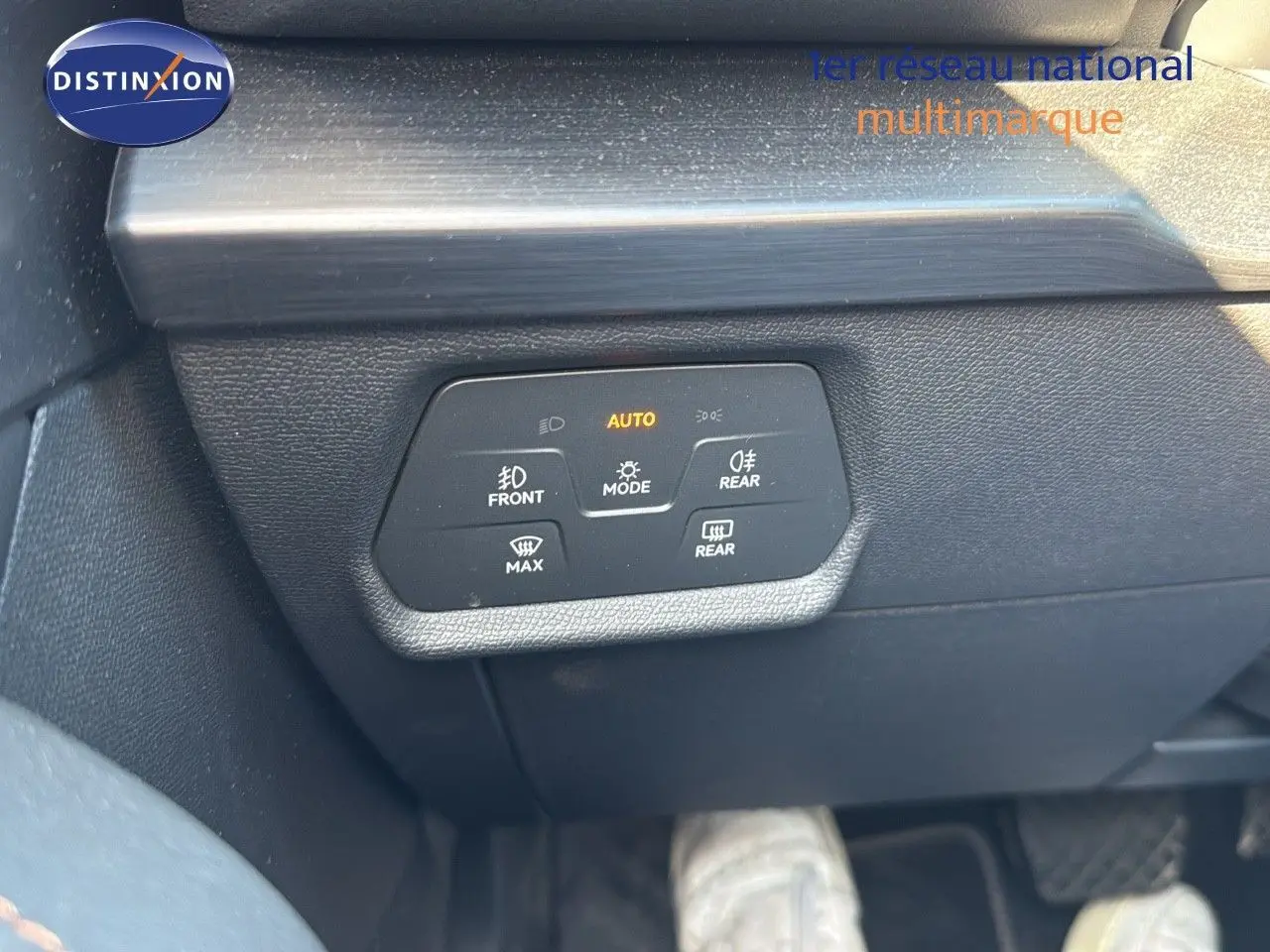 Panneau de commandes d’éclairage intérieur avec mode automatique sur CUPRA Formentor noir, vue rapprochée côté conducteur.