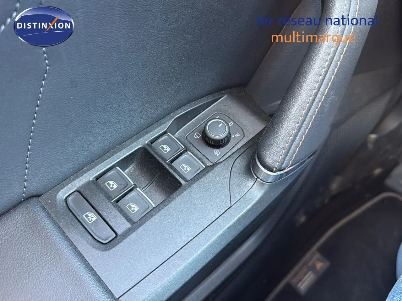 Gros plan sur les commandes des vitres et rétroviseurs côté conducteur d’un CUPRA Formentor noir métal 2023.