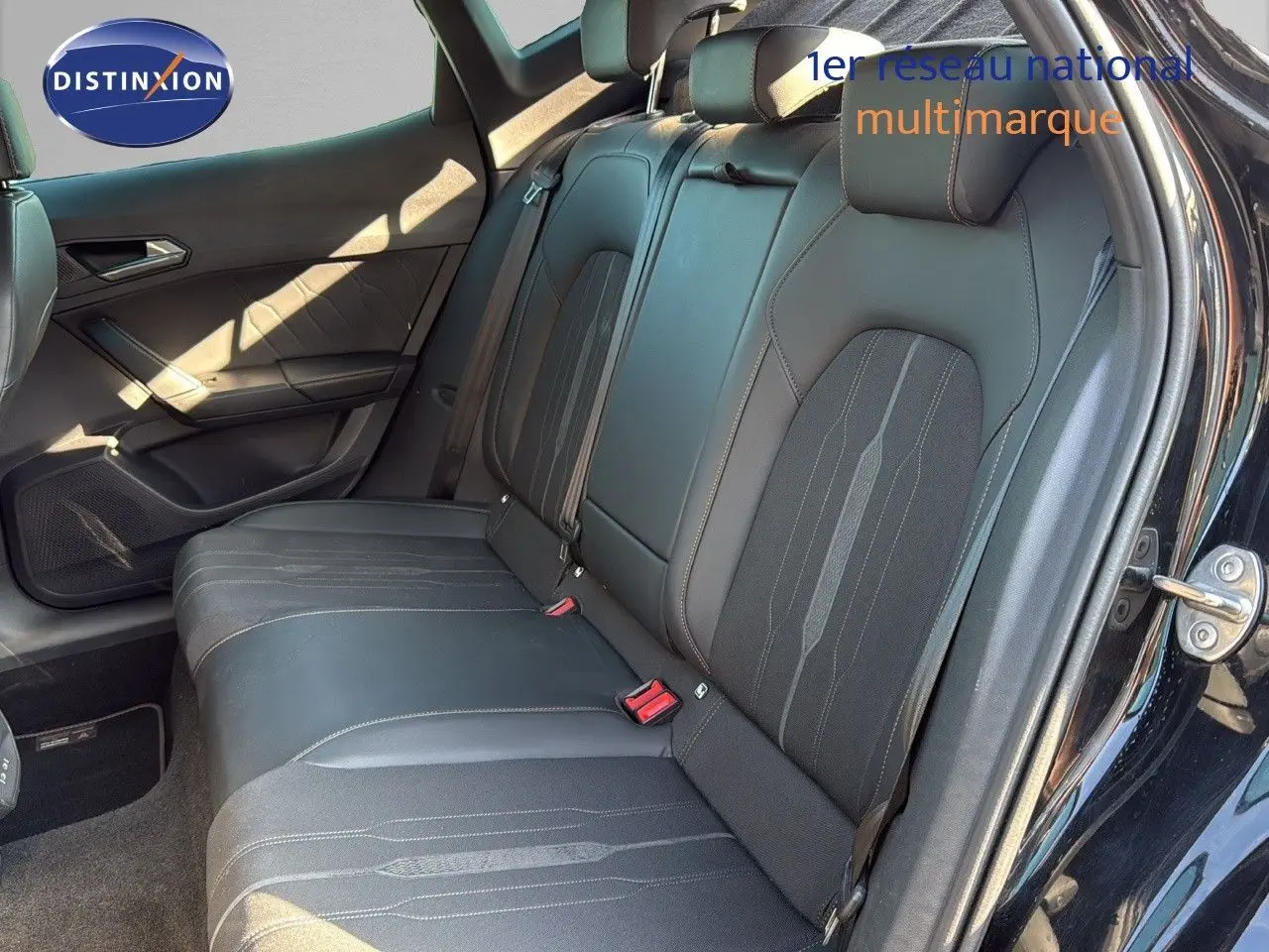 Vue intérieure côté droit montrant les sièges arrière en cuir noir du CUPRA Formentor 1.4 E-HYBRID 2023.