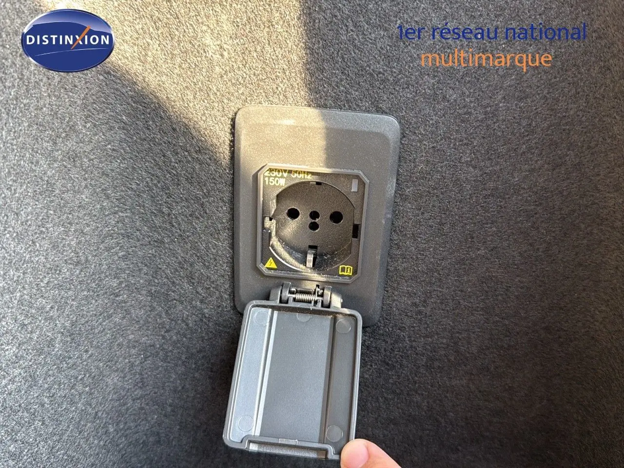 Prise électrique 230V 150W intégrée dans le coffre du CUPRA Formentor noir minuit metal 2023.