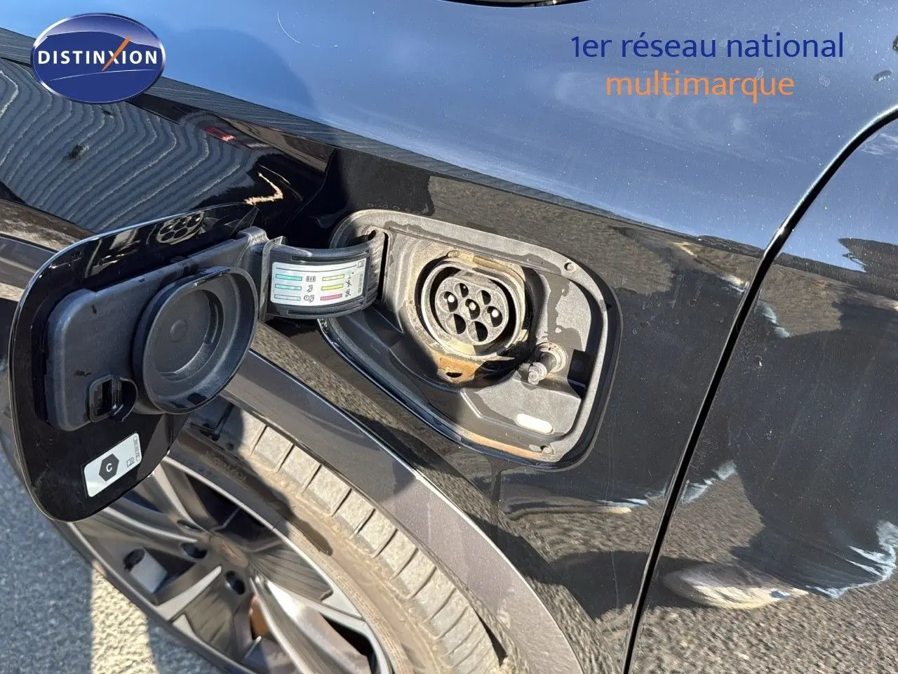 Prise de recharge ouverte côté gauche d'un CUPRA Formentor noir minuit métal hybride rechargeable 2023.