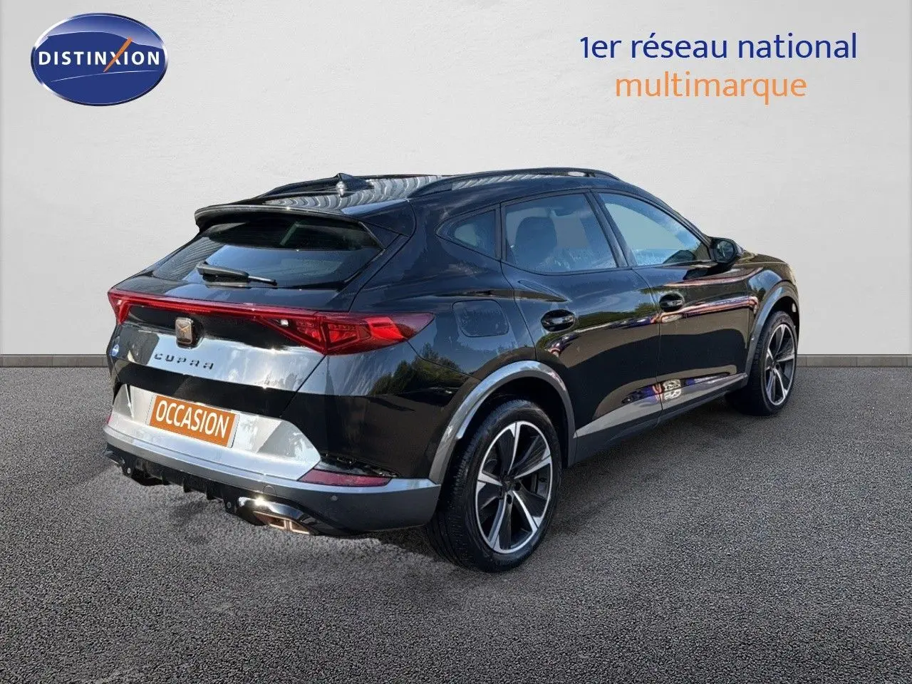 Vue 3/4 arrière droite d'un CUPRA Formentor noir minuit métal avec jantes bi-ton et lignes sportives marquées.